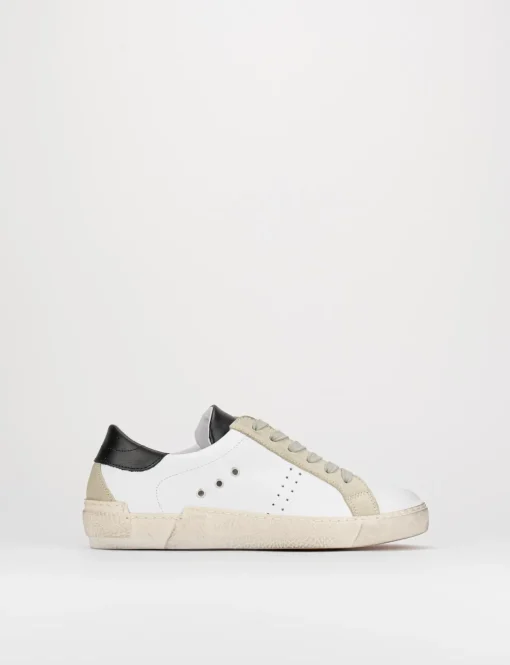 sneakers fondo gomma e soletto interno in vera pelle. tomaia in morbida pelle con riporti in camoscio bianco