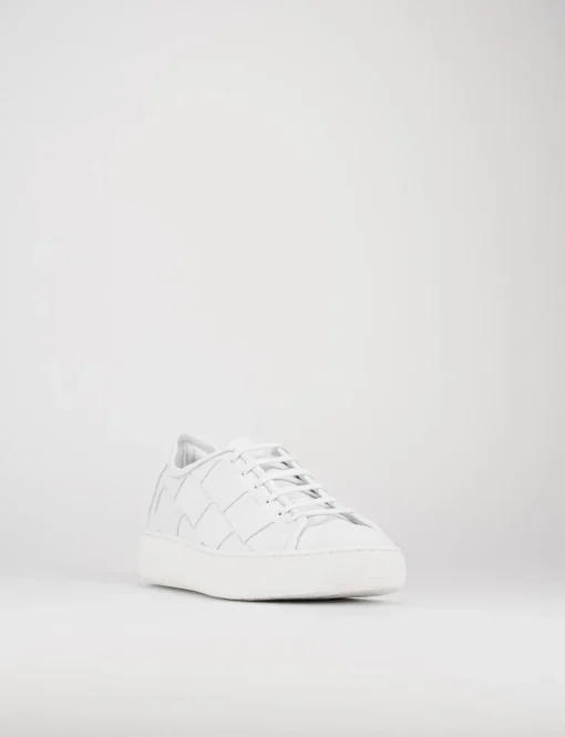 sneakers fondo gomma e soletto interno in vera pelle. tomaia in morbida pelle intrecciata bianco