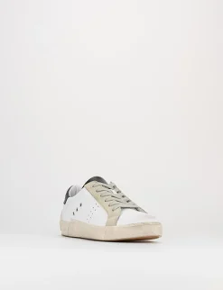sneakers fondo gomma e soletto interno in vera pelle. tomaia in morbida pelle con riporti in camoscio bianco