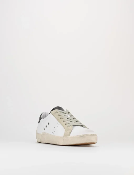 sneakers fondo gomma e soletto interno in vera pelle. tomaia in morbida pelle con riporti in camoscio bianco