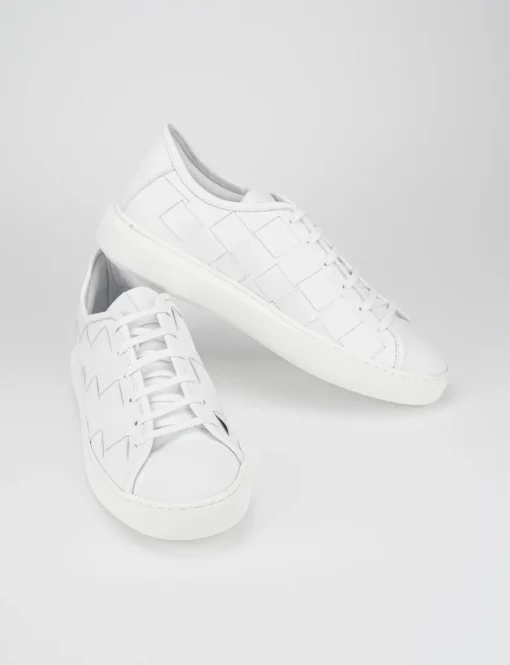 sneakers fondo gomma e soletto interno in vera pelle. tomaia in morbida pelle intrecciata bianco