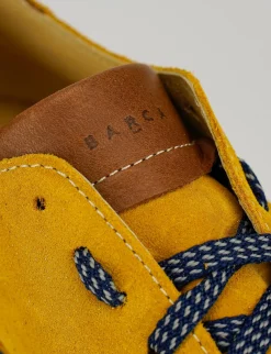 Sneakers fondo gomma e soletto interno in vera pelle. Tomaia in morbido camoscio giallo