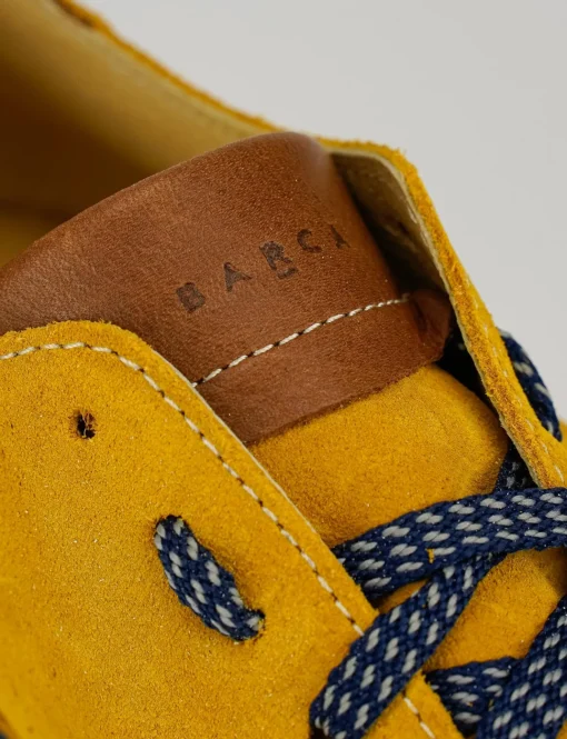 Sneakers fondo gomma e soletto interno in vera pelle. Tomaia in morbido camoscio giallo