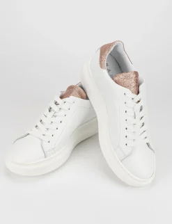 sneakers fondo gomma e soletto interno in vera pelle. Tomaia in morbida pelle bianco