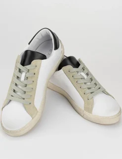 sneakers fondo gomma e soletto interno in vera pelle. tomaia in morbida pelle con riporti in camoscio bianco