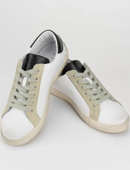 sneakers fondo gomma e soletto interno in vera pelle. tomaia in morbida pelle con riporti in camoscio bianco