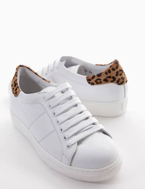 sneakers fondo in gomma e soletto interno in vera pelle. Tomaia in morbidissima pelle nappata bianco