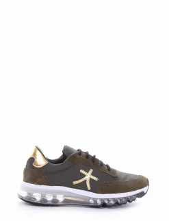 sneakers fondo in gomma e soletto interno in vera pelle. Tomaia in bellissimo tessuto con riporti in pelle scamosciata militare