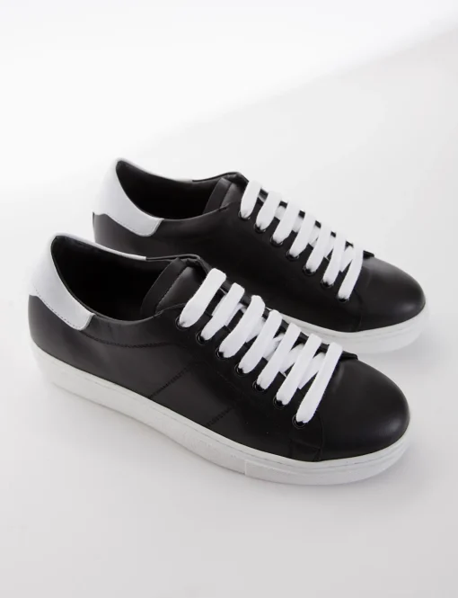 sneakers fondo in gomma e soletto interno in vera pelle. Tomaia in morbidissima pelle nappata nero
