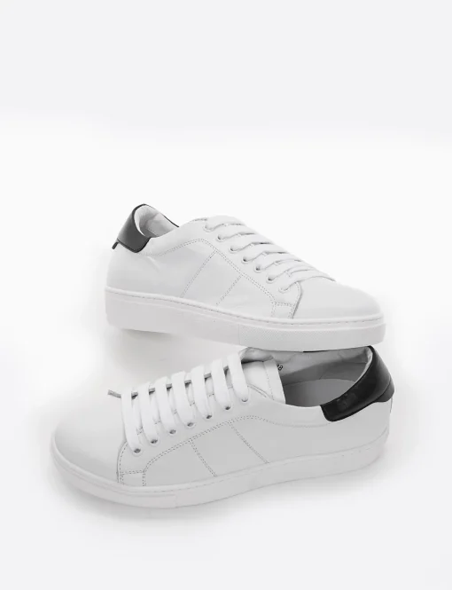 sneakers fondo in gomma e soletto interno in vera pelle. Tomaia in morbidissima pelle nappata bianco
