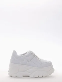 sneakers fondo in gomma e soletto interno in vera pelle. Tomaia in morbidissima pelle nappata con particolarissimo fondo alto bianco