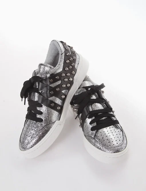 sneakers fondo in gomma e soletto interno in vera pelle. Tomaia in morbidissima pelle nappata argento