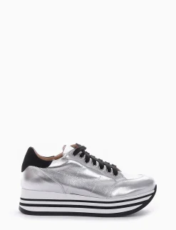 sneakers fondo in gomma e soletto interno in vera pelle. Tomaia in morbidissima pelle laminata argento