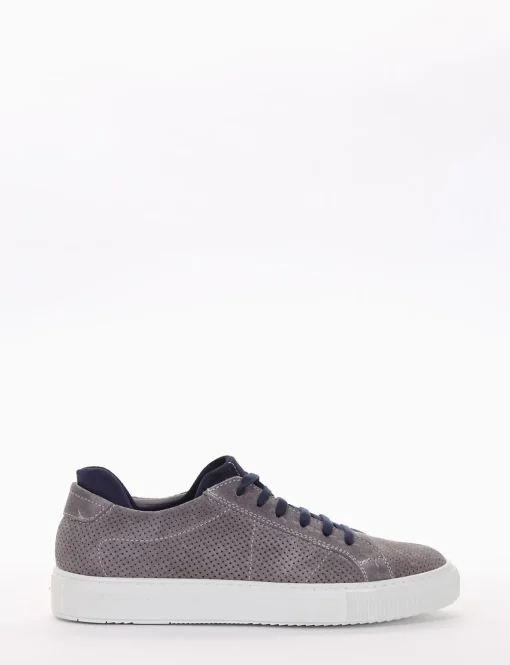 sneakers fondo in gomma e soletto interno in vera pelle. Tomaia in morbidissima pelle nappata microforati grigio