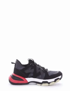 sneakers fondo in gomma e soletto interno in vera pelle. Tomaia in bellissimo tessuto con riporti in pelle scamosciata nero