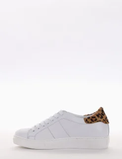 sneakers fondo in gomma e soletto interno in vera pelle. Tomaia in morbidissima pelle nappata bianco
