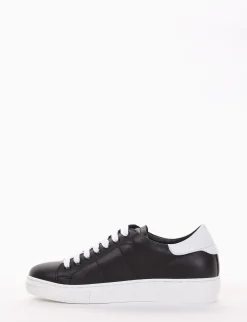 sneakers fondo in gomma e soletto interno in vera pelle. Tomaia in morbidissima pelle nappata nero