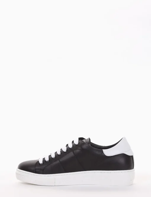 sneakers fondo in gomma e soletto interno in vera pelle. Tomaia in morbidissima pelle nappata nero