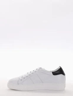 sneakers fondo in gomma e soletto interno in vera pelle. Tomaia in morbidissima pelle nappata bianco