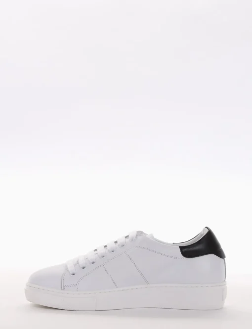sneakers fondo in gomma e soletto interno in vera pelle. Tomaia in morbidissima pelle nappata bianco