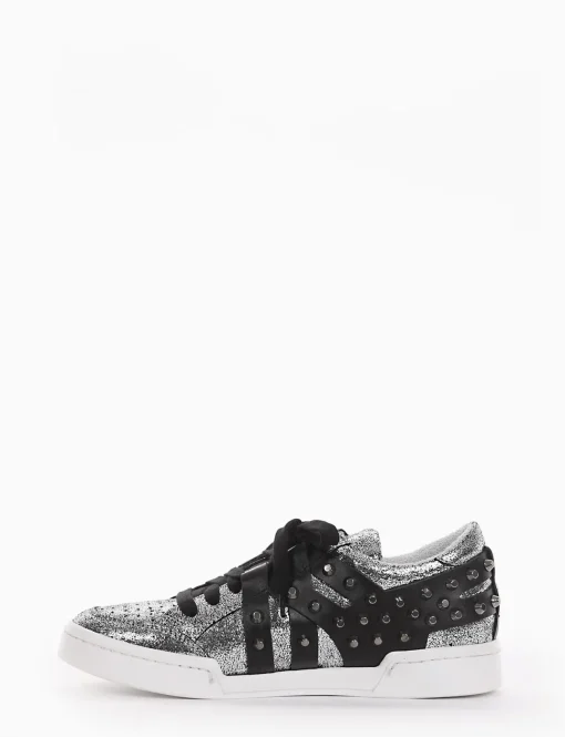 sneakers fondo in gomma e soletto interno in vera pelle. Tomaia in morbidissima pelle nappata argento