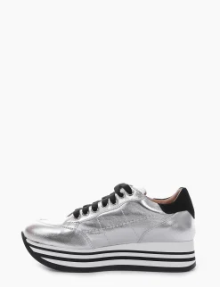 sneakers fondo in gomma e soletto interno in vera pelle. Tomaia in morbidissima pelle laminata argento