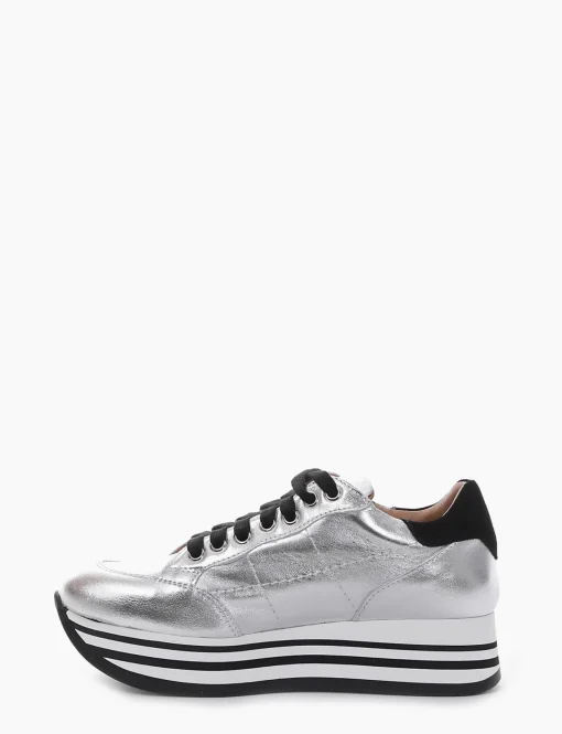 sneakers fondo in gomma e soletto interno in vera pelle. Tomaia in morbidissima pelle laminata argento