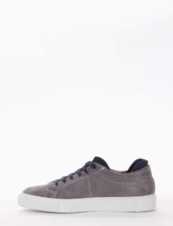sneakers fondo in gomma e soletto interno in vera pelle. Tomaia in morbidissima pelle nappata microforati grigio