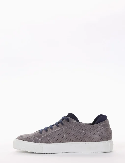 sneakers fondo in gomma e soletto interno in vera pelle. Tomaia in morbidissima pelle nappata microforati grigio