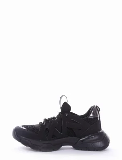 sneakers fondo in gomma e soletto interno in vera pelle. Tomaia in bellissimo tessuto con riporti in pelle scamosciata nero