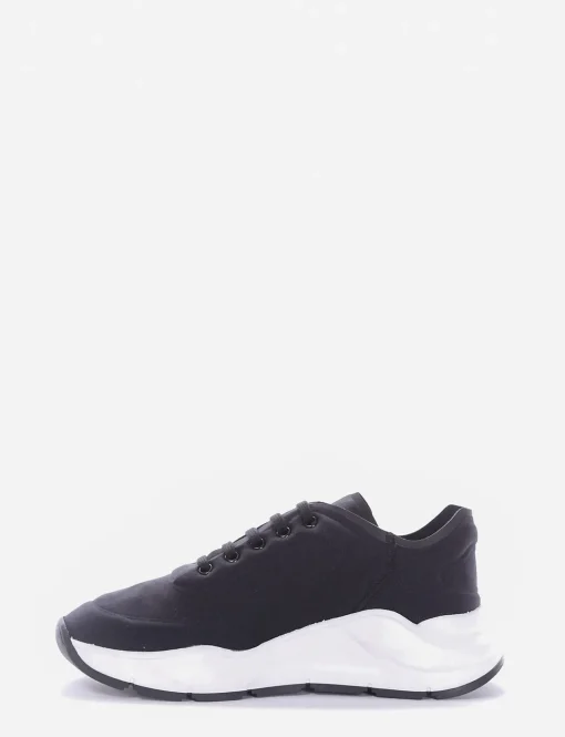 sneakers fondo in gomma e soletto interno in vera pelle. Tomaia in bellissimo tessuto in lycra nero