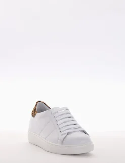 sneakers fondo in gomma e soletto interno in vera pelle. Tomaia in morbidissima pelle nappata bianco