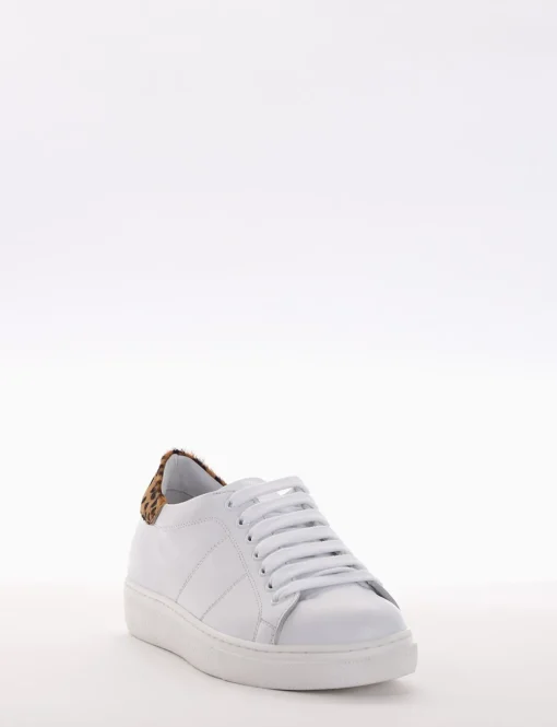 sneakers fondo in gomma e soletto interno in vera pelle. Tomaia in morbidissima pelle nappata bianco