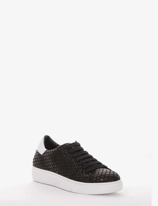 sneakers fondo in gomma e soletto interno in vera pelle. Tomaia in morbidissima pelle stampata a pitone nero