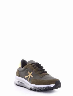 sneakers fondo in gomma e soletto interno in vera pelle. Tomaia in bellissimo tessuto con riporti in pelle scamosciata militare