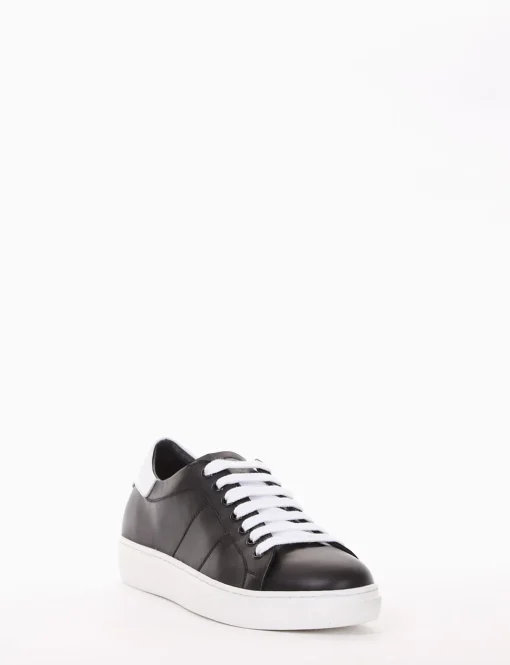 sneakers fondo in gomma e soletto interno in vera pelle. Tomaia in morbidissima pelle nappata nero