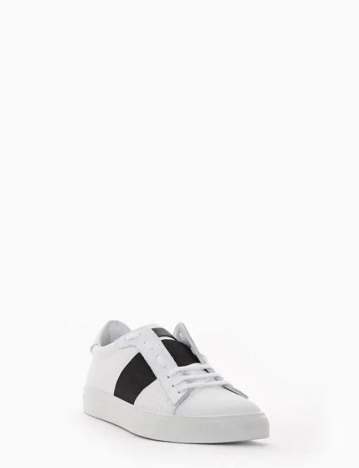 sneakers fondo in gomma e soletto interno in vera pelle. Tomaia in morbidissima pelle nappata bianco
