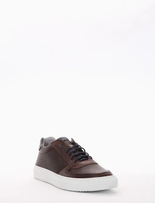 sneakers fondo in gomma e soletto interno in vera pelle. Tomaia in morbidissima pelle nappata intrecciata con particolarissima foratura su entrambi i lati testa