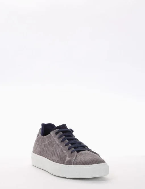 sneakers fondo in gomma e soletto interno in vera pelle. Tomaia in morbidissima pelle nappata microforati grigio