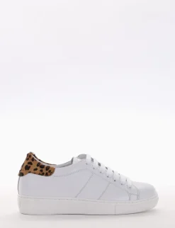 sneakers fondo in gomma e soletto interno in vera pelle. Tomaia in morbidissima pelle nappata bianco