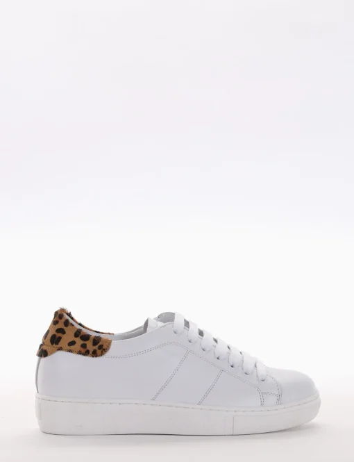 sneakers fondo in gomma e soletto interno in vera pelle. Tomaia in morbidissima pelle nappata bianco