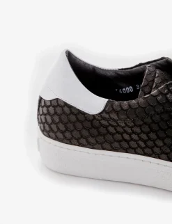 sneakers fondo in gomma e soletto interno in vera pelle. Tomaia in morbidissima pelle stampata a pitone nero