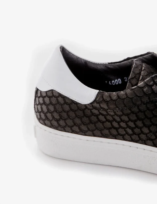 sneakers fondo in gomma e soletto interno in vera pelle. Tomaia in morbidissima pelle stampata a pitone nero