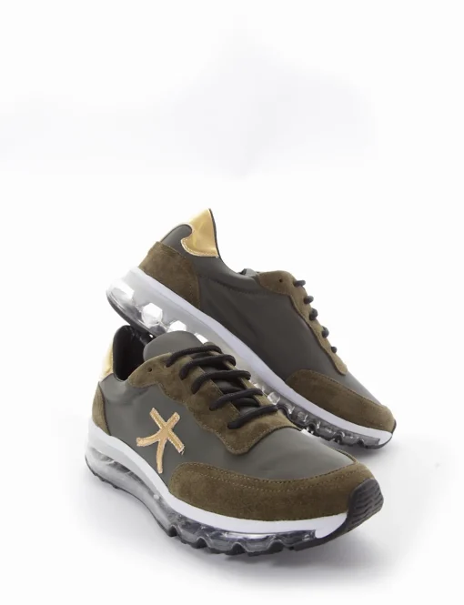 sneakers fondo in gomma e soletto interno in vera pelle. Tomaia in bellissimo tessuto con riporti in pelle scamosciata militare