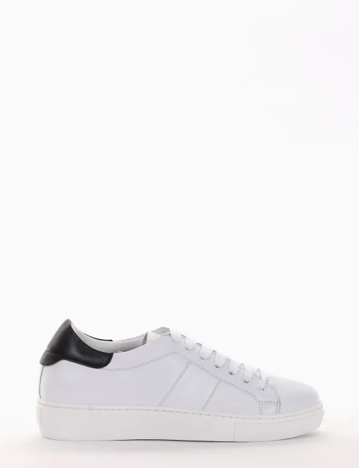 sneakers fondo in gomma e soletto interno in vera pelle. Tomaia in morbidissima pelle nappata bianco