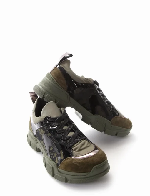 sneakers fondo in gomma e soletto interno in vera pelle. Tomaia in bellissimo tessuto con riporti in pelle laminata. Particolarissimo fondo alto in gomma verde