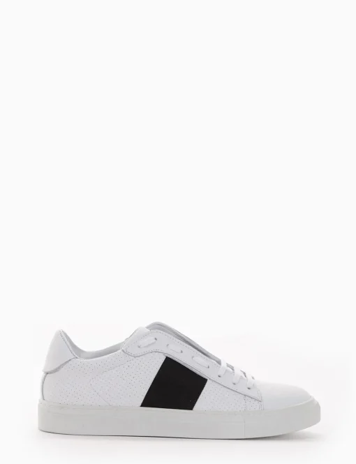sneakers fondo in gomma e soletto interno in vera pelle. Tomaia in morbidissima pelle nappata bianco