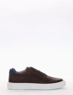 sneakers fondo in gomma e soletto interno in vera pelle. Tomaia in morbidissima pelle nappata intrecciata con particolarissima foratura su entrambi i lati testa