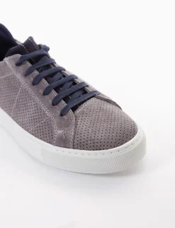 sneakers fondo in gomma e soletto interno in vera pelle. Tomaia in morbidissima pelle nappata microforati grigio