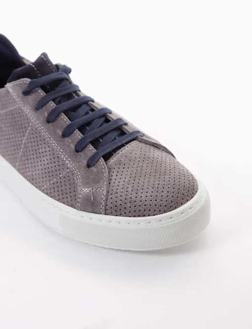 sneakers fondo in gomma e soletto interno in vera pelle. Tomaia in morbidissima pelle nappata microforati grigio